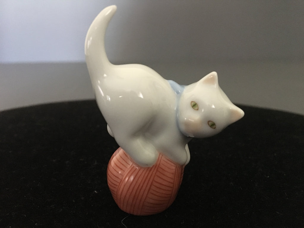 Herend Fine Porcelain Small Kitten on Red Ball Figurine #5221c
